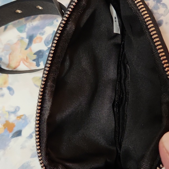 BEBE belt bag. Two zipper pickets. - Picture 2 of 3